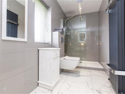 EN SUITE